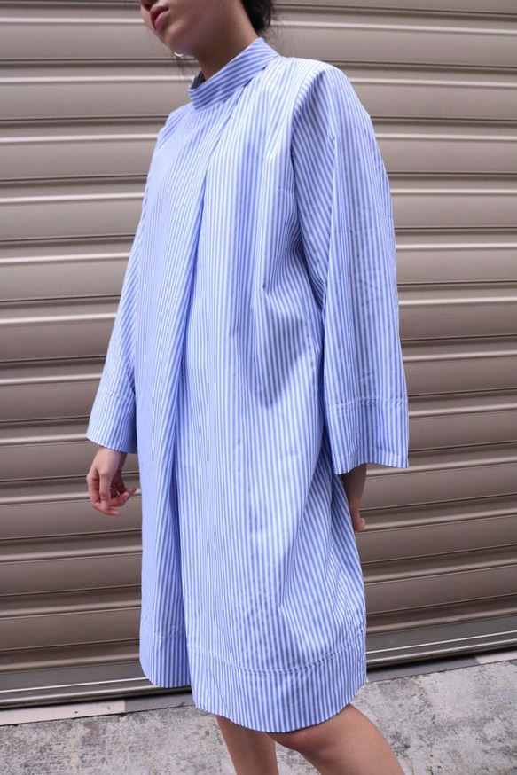 LINNA DRESS 極簡剪裁條紋寬袖洋裝 第7張的照片