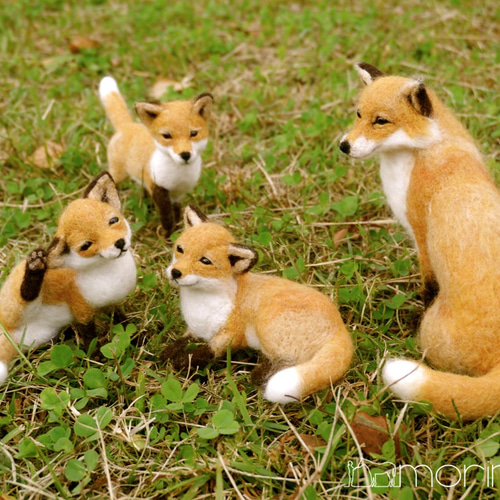 羊毛フェルト　キタキツネとオンコ(イチイ)の椅子　作家さんの作品 羊毛フェルト キタキツネとオンコ(イチイ)の椅子 作家さんの作品