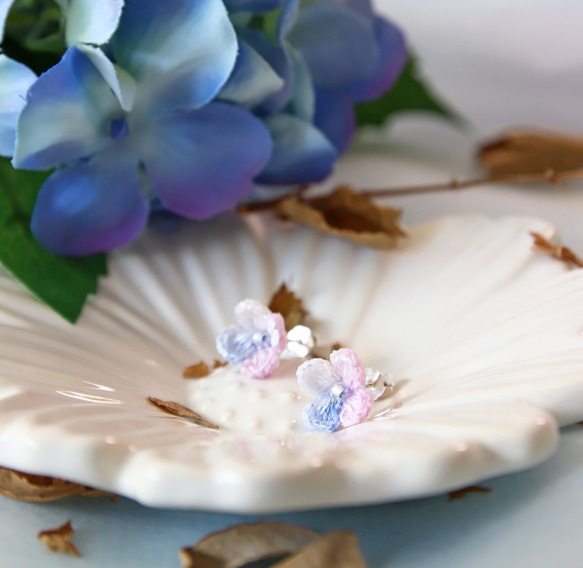 小さい紫陽花のピアス、海の青xピンク、かぎ針編み物、シルバーピアス、クリッ プOK 2枚目の画像
