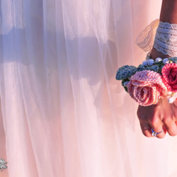 花嫁の手の花のかぎ針編みのピンクのバラの花束自然のつば線限定生産 2枚目の画像