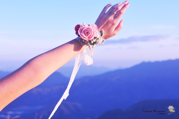 花嫁の手の花のかぎ針編みのピンクのバラの花束自然のつば線限定生産 3枚目の画像