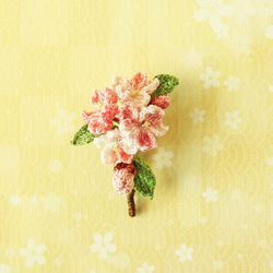 さくらブローチ かぎ針編み 刺繍糸/"Sakura" Brooch Pin Hand-Crocheted 2枚目の画像