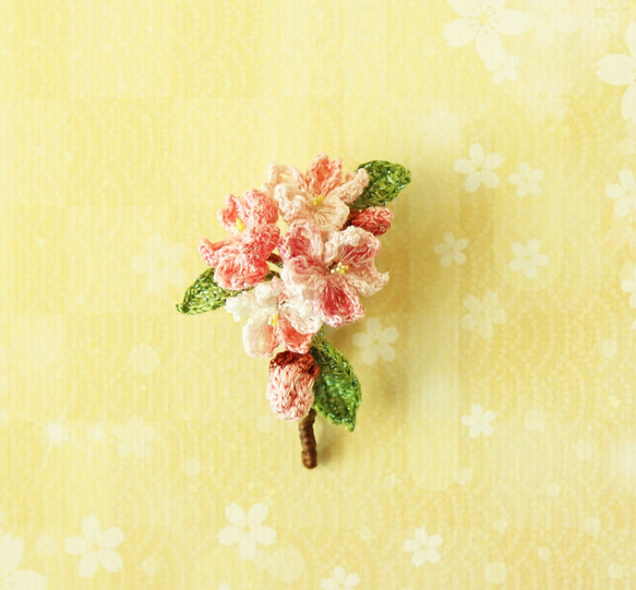 さくらブローチ かぎ針編み 刺繍糸/"Sakura" Brooch Pin Hand-Crocheted 2枚目の画像