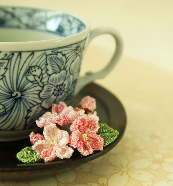 さくらブローチ かぎ針編み 刺繍糸/"Sakura" Brooch Pin Hand-Crocheted 3枚目の画像