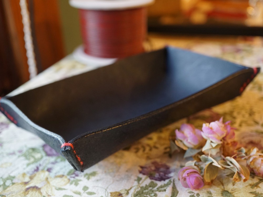 手縫いの本革 トレー (ネイビー)