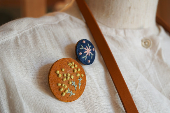 猪革と草木染め刺繍糸でつくる ブローチ&ヘアゴム 1枚目の画像