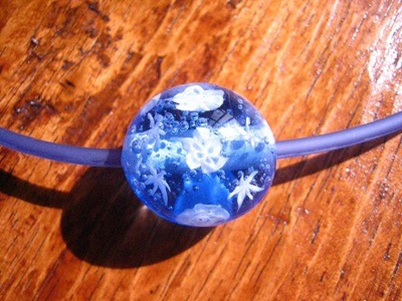雪の華、雪の結晶模様のブルーのとんぼ玉のネックレス 4枚目の画像