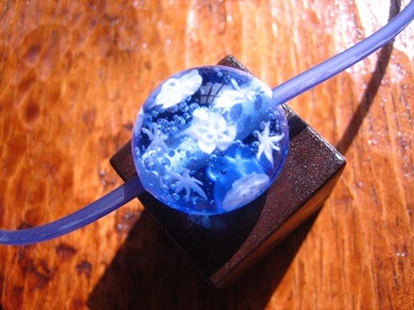 雪の華、雪の結晶模様のブルーのとんぼ玉のネックレス 5枚目の画像