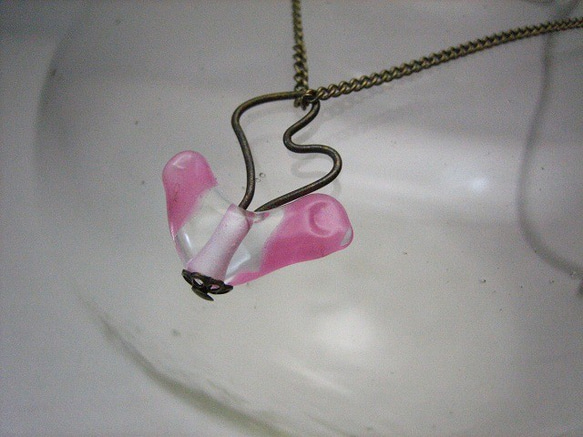 ピンクの小鳥のネックレス 2枚目の画像