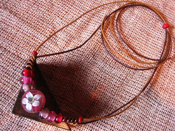 赤玉　とんぼ玉節分草のネックレス 3枚目の画像