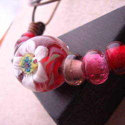 赤玉　とんぼ玉節分草のネックレス 4枚目の画像