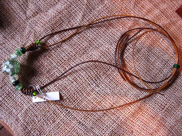 クリヤー玉　節分草のネックレス 2枚目の画像