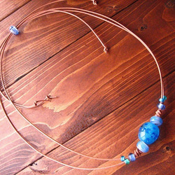 水色玉オオイヌノフグリ模様のネックレス 2枚目の画像