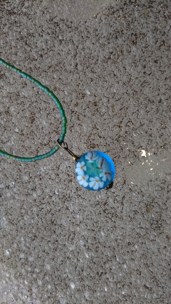 とんぼ玉花畑シリーズ ガラスのビーズ紐のネックレス　ブルー水色 1枚目の画像