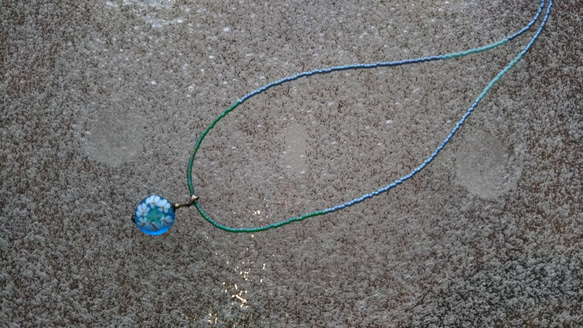 とんぼ玉花畑シリーズ ガラスのビーズ紐のネックレス　ブルー水色 2枚目の画像
