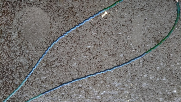 とんぼ玉花畑シリーズ ガラスのビーズ紐のネックレス　ブルー水色 3枚目の画像