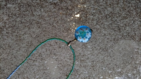 とんぼ玉花畑シリーズ ガラスのビーズ紐のネックレス　ブルー水色 4枚目の画像
