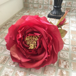 赤い薔薇のコサージュ 4枚目の画像