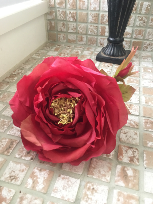 赤い薔薇のコサージュ 4枚目の画像