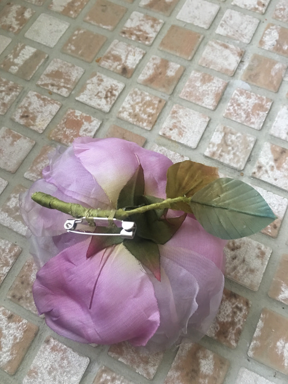 バイオレット色の薔薇のコサージュ 6枚目の画像