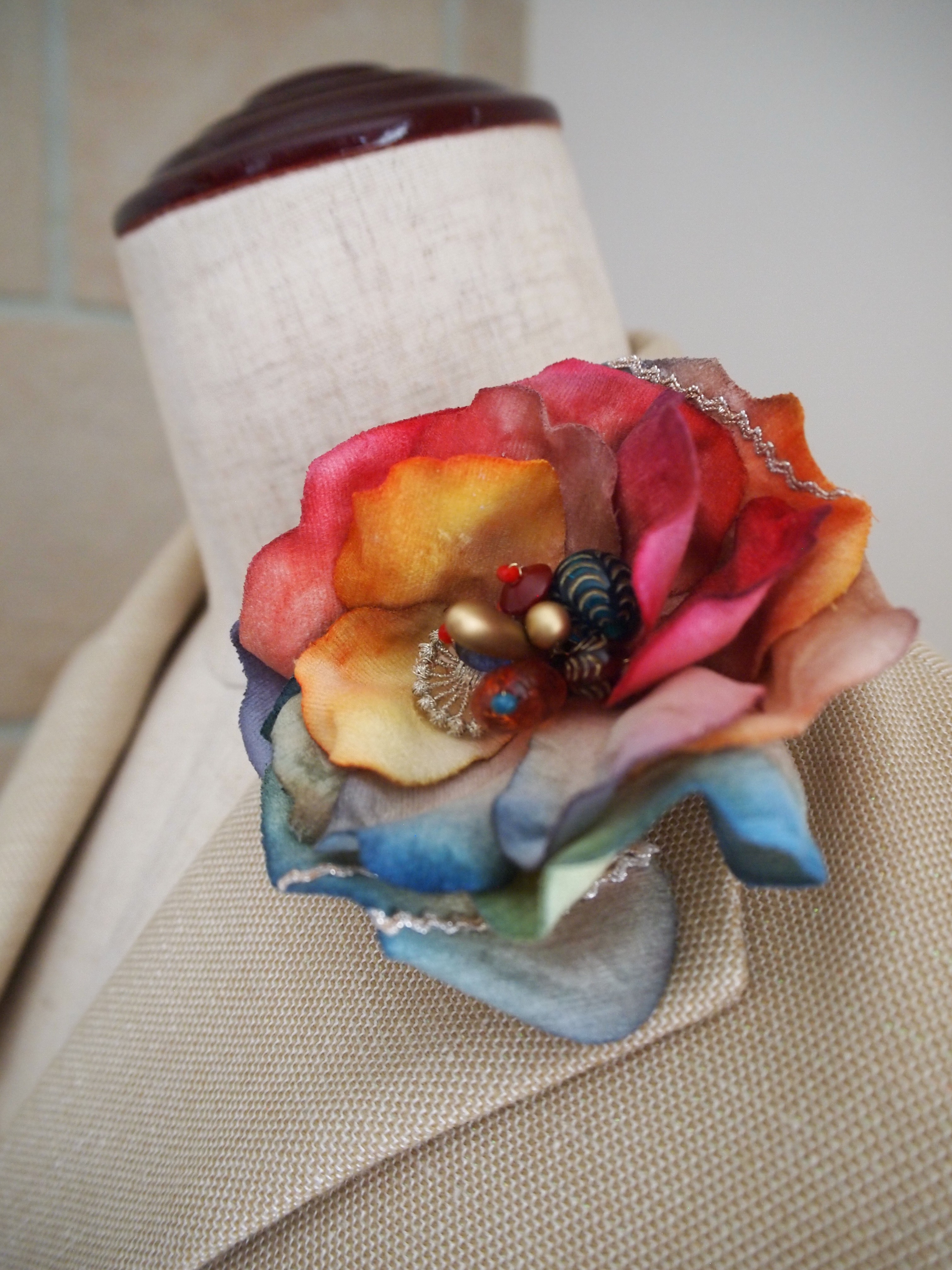 デコラティブなコサージュ e