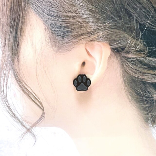 イヤリングOK]黒猫のぷにぷに肉球ピアス ピアス（スタッド・一粒