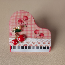 さくらんぼのピアノ型クリップ 1枚目の画像