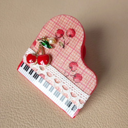 さくらんぼのピアノ型クリップ 2枚目の画像