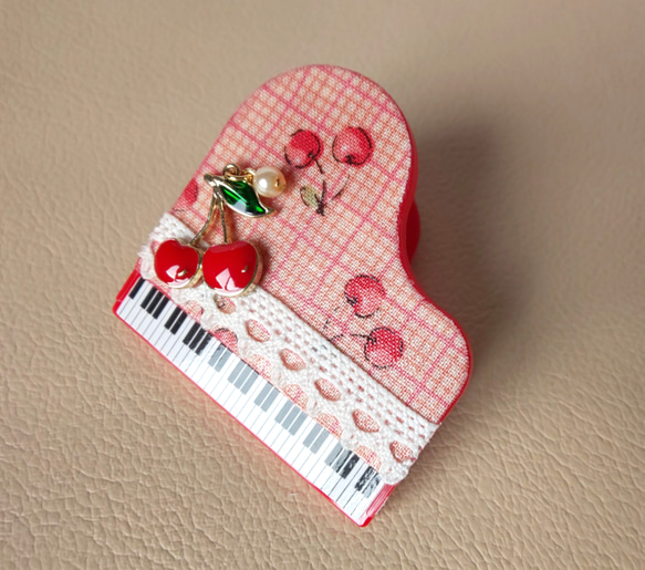 さくらんぼのピアノ型クリップ 2枚目の画像
