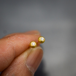 【受注製作】ダイヤモンドをコロンとした22カラットゴールドのシャカ玉に埋め込んだプチピアス 3枚目の画像