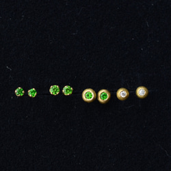 【受注製作】ダイヤモンドをコロンとした22カラットゴールドのシャカ玉に埋め込んだプチピアス 5枚目の画像