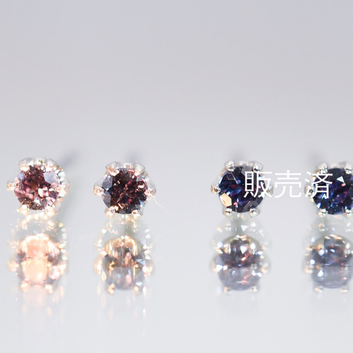 カラーチェンジ・ガーネット（ベキリーブルー）2.9mm Pt900一粒ピアス