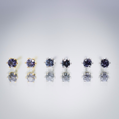 カラーチェンジ・ガーネット（ベキリーブルー）2.9mm Pt900一粒ピアス