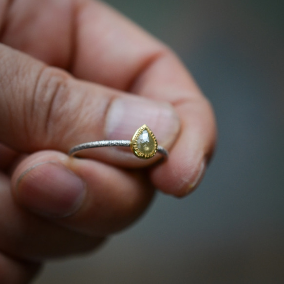 【M様オーダー品】ティーグリーンのナチュラル・ダイヤモンドの指環 1枚目の画像