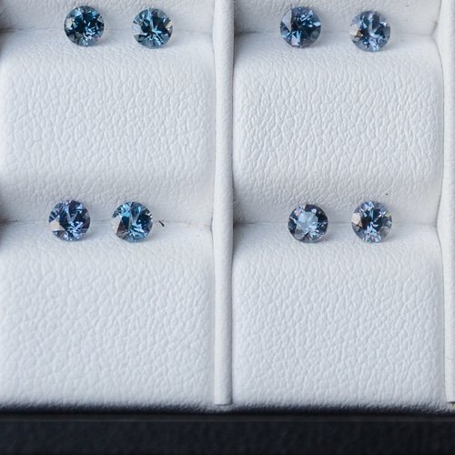カラーチェンジ・ガーネット（ベキリーブルー)直径約3.1mm, 0.32ct 