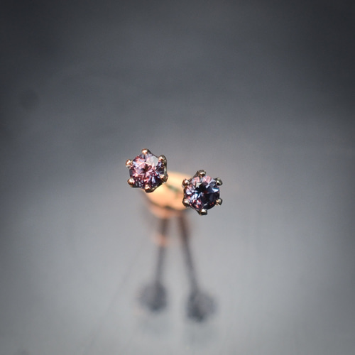 カラーチェンジ・ガーネット（ベキリーブルー)直径約3.1mm, 0.32ct 