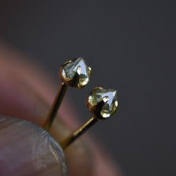 八面体結晶のラフダイヤモンド（ダイヤモンド原石） 直径約4.0mm 、0.23ct  K18YGのプチピアス（シングル） 5枚目の画像