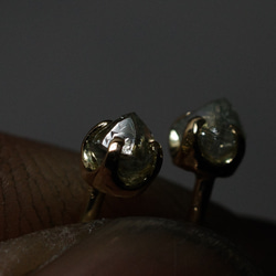 八面体結晶のラフダイヤモンド（ダイヤモンド原石） 直径約4.0mm 、0.23ct  K18YGのプチピアス（シングル） 6枚目の画像