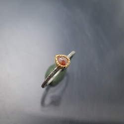 ネクタリンピンクのナチュラル・ダイヤモンドの指環（ピンキーサイズ） 2枚目の画像