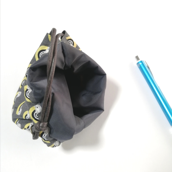 ナスカン付きで便利なミニ巾着袋　中は撥水　マスクケース　マスク入れ　雀　スズメ　グレー　 かわいい 2枚目の画像
