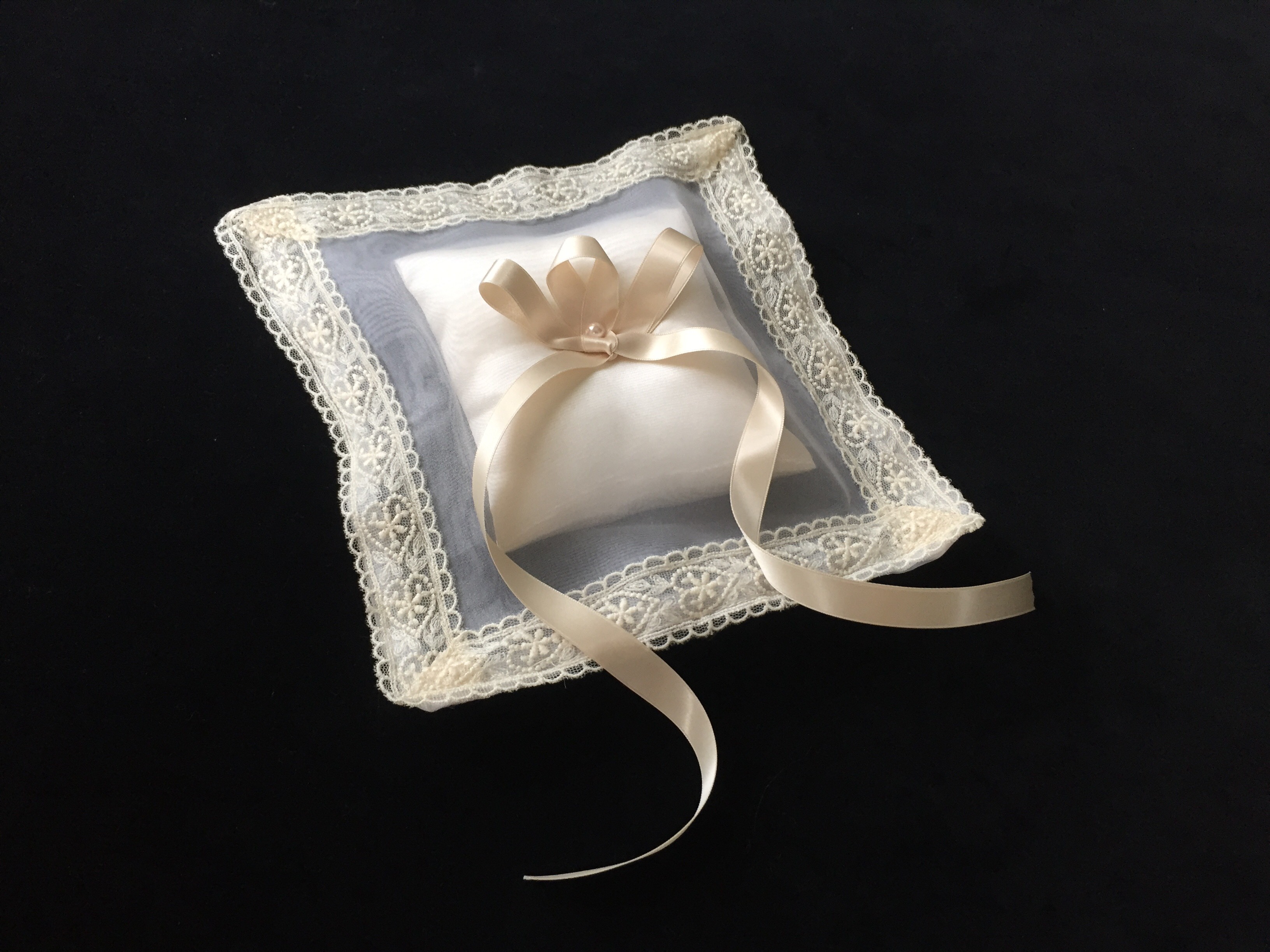 オーガンジー/ピンクベージュのチュールレースの縁取りした透け感あるリングピロー/イニシャル/