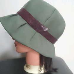 纏う…装いの帽子【本革コサージュ付きの６角クラウンの帽子】 5枚目の画像