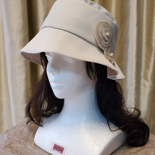 纏う…装いの帽子【ブリムのタックと裏地のしわ加工が個性的な