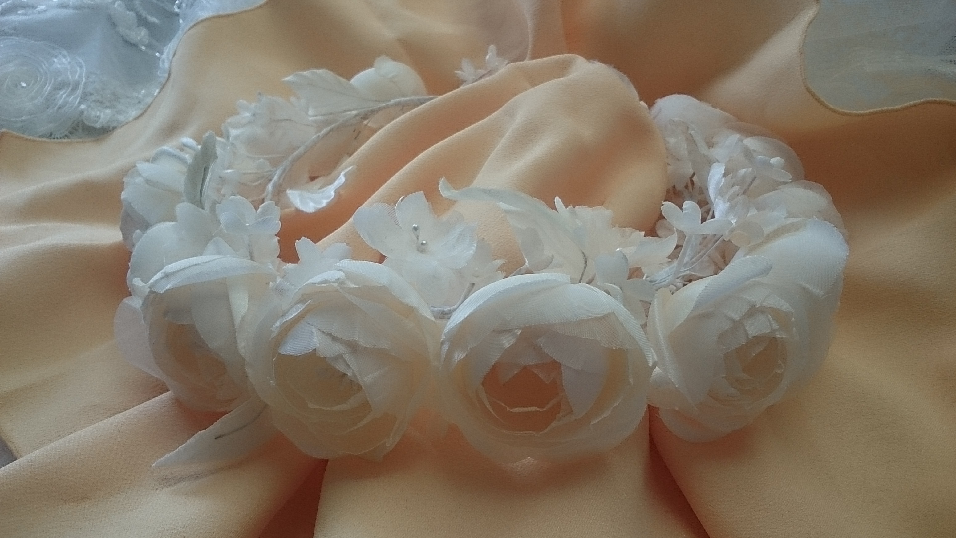 【たったひとつの染の花】    オフホワイトの花冠 10,500円