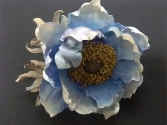 【たったひとつの染の花】アンティークなブルーのアネモネのコサージュ（ヘアピン付き） 1枚目の画像