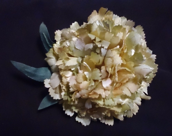 【たったひとつの染の花】アンティークな色合いのカラシ色に染めたカーネーションのコサージュ 1枚目の画像