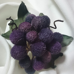 【たったひとつの染の花】
          葡萄のコサージュ 2枚目の画像