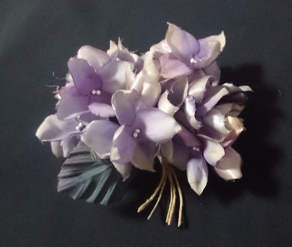 【たったひとつの染の花】アンティークカラーの紫陽花のコサージュ 1枚目の画像