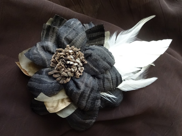 【たったひとつの布の花】ラメ糸が入ったブラウンの服地を使ったシックでおしゃれなコサージュ 2枚目の画像