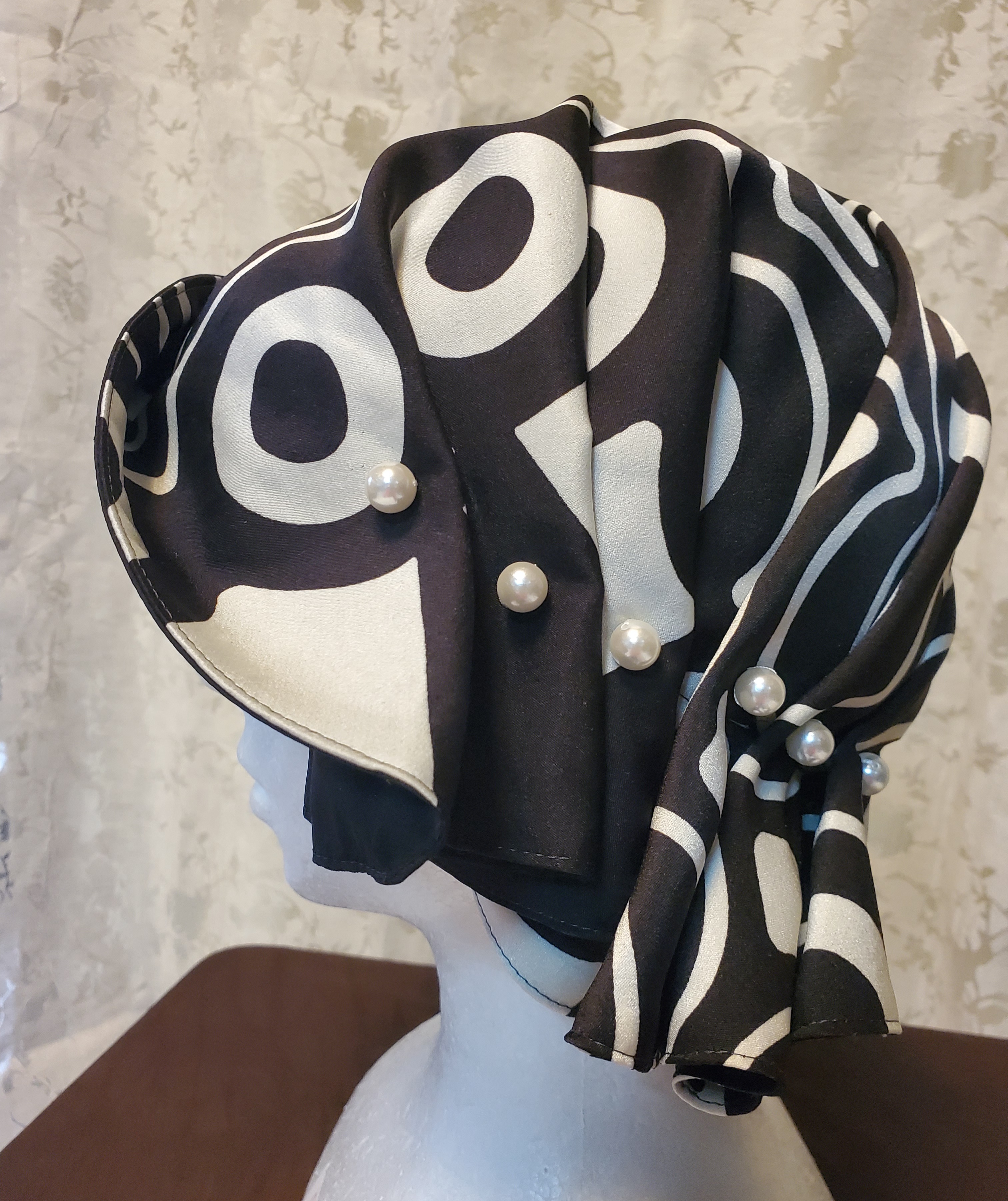 纏う…装いの帽子　【立体裁断で組み立てた1枚布のプリーツ帽子】モノトーンでドレープが表情豊かな帽子